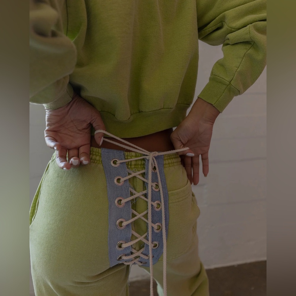 Samaria Leah Niki sweats in kiwi